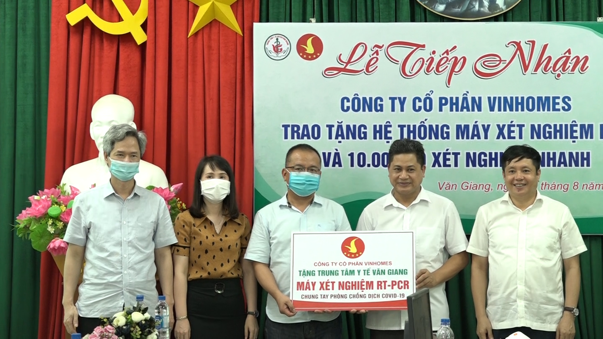   Công ty Cổ phần Vinhomes trao tặng hệ thống máy xét nghiệm PCR cho Trung tâm Y tế huyện Văn Giang